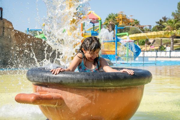 Visita el parque acuático de la Costa Dorada desde apartamentos en Salou