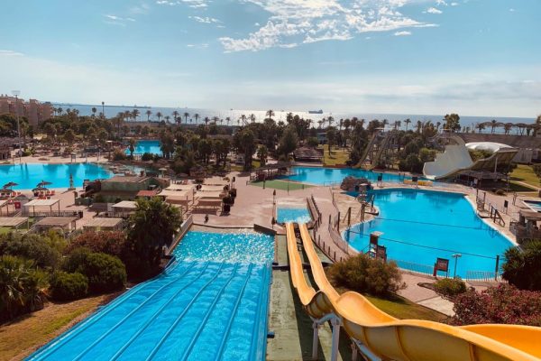 Pásalo en grande en el parque acuático Aquopolis alojándote en apartamento en Salou