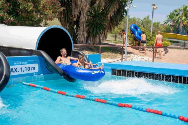 Vive el parque acuático Aquopolis con Áncora Salou, ideal para vacaciones con niños