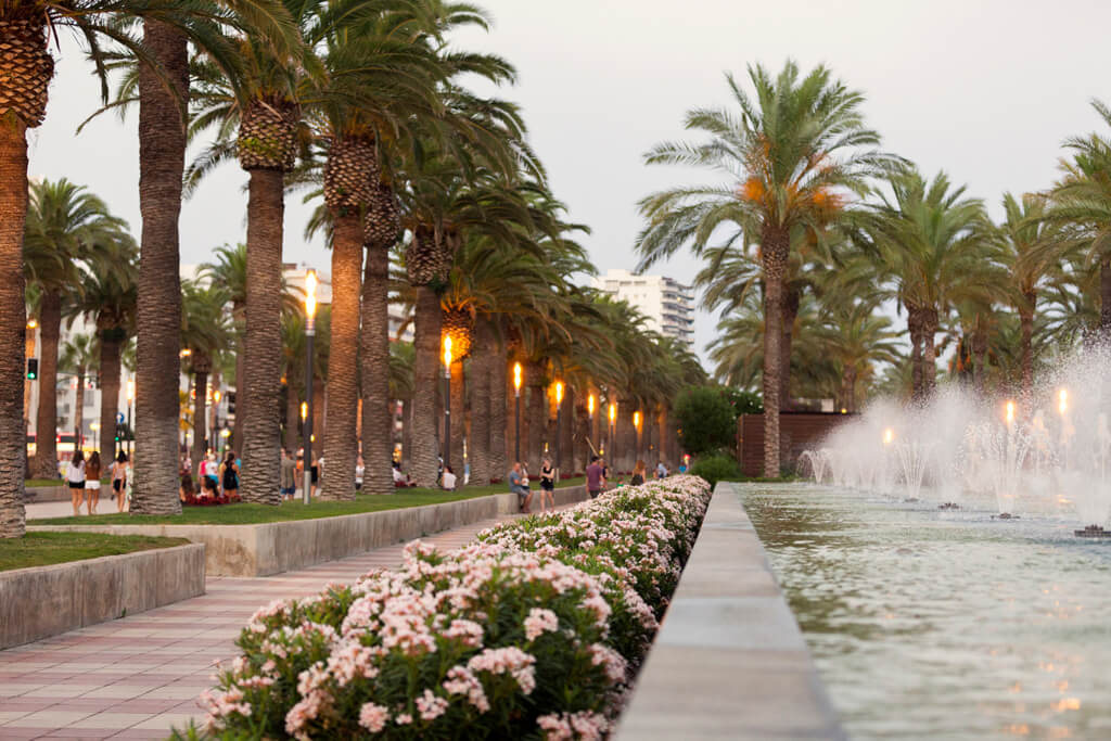 Camina por el Paseo de Jaume I alojándote en los apartamentos Áncora Salou