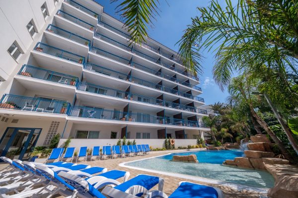 Piscina con jacuzzi en apartamentos cerca de la playa