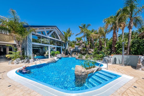 Piscina climatizada en camping cercano, a pocos metros de apartahotel en Salou