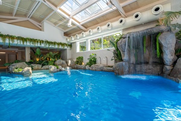 Relájate en la piscina climatizada cerca de tu apartahotel en Salou