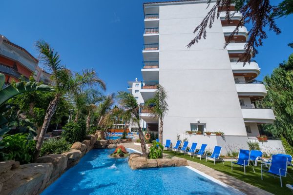 Piscina exterior para niños en apartamentos céntricos en Salou