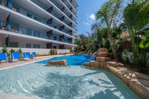 Piscina para relajarse en apartamentos en la Costa Dorada