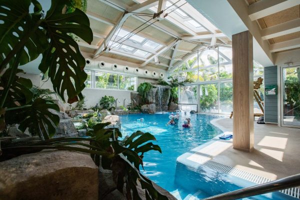Piscina climatizada cerca de apartamentos céntricos en Salou