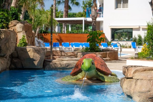 Zona de piscina al aire libre en apartamentos en Salou cerca de la playa