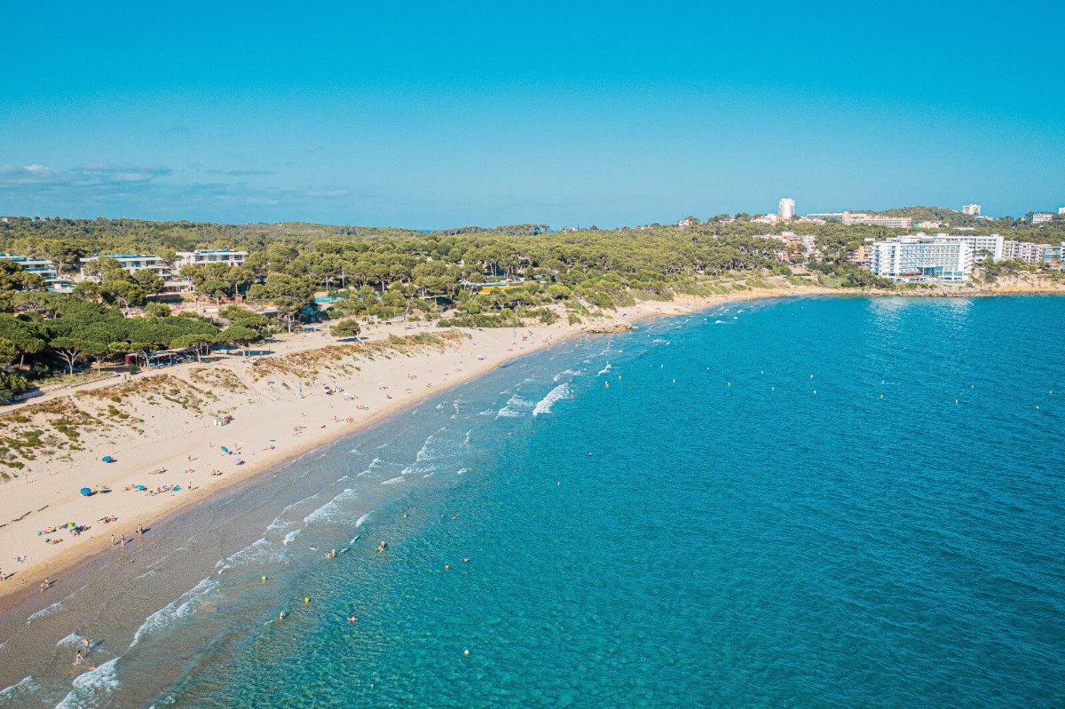 Báñate en el mediterráneo en al Platja llarga de Salou cerca de los apartamentos Áncora