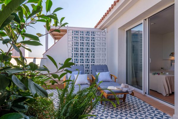 Disfruta de la terraza de los apartamentos en Salou Áncora Club con tumbonas