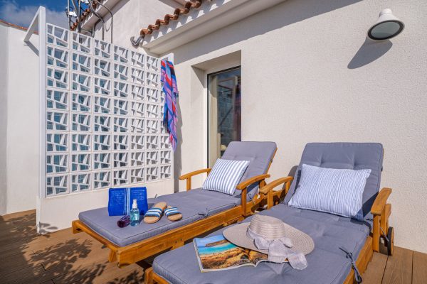 Descansa en las cómodas tumbonas de la terraza de los apartamentos Áncora Salou