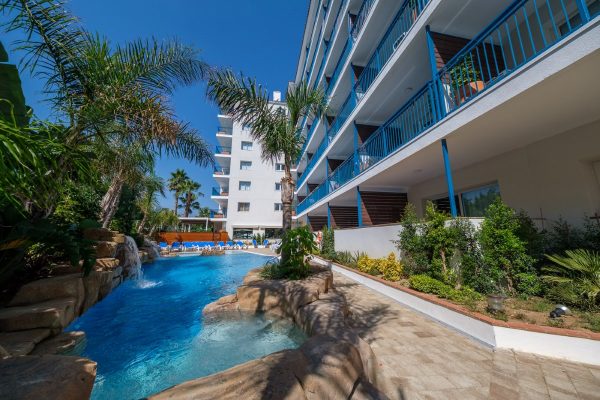 Zona de piscinas de apartamentos céntricos en Salou